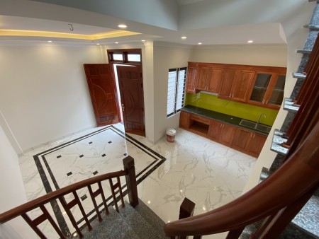 Bán nhà phố Đức Giang 31m2, 5 tầng đúc cách 1 nhà ra đường ô tô, giá yêu thương 2.39 tỷ