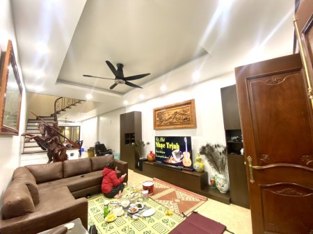 Góc Cảnh Báo, Phố Nguyễn Văn Cừ, nhà đẹp, 5 tầng x 42m2, chỉ 4 tỷ