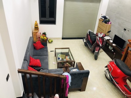 Bán nhà Phố Cổ Linh - P.Long Biên 4 tầng 40 m2 giá 4 tỷ Ngõ ô tô tránh