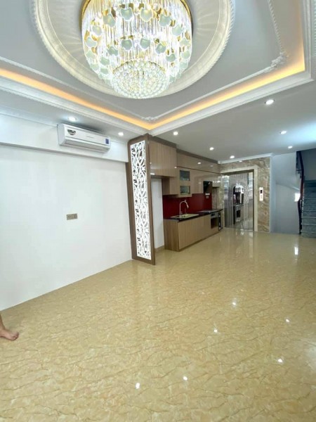 Cần tiền bán gấp nhà 6 tầng trên phố Nguyễn Văn Cừ