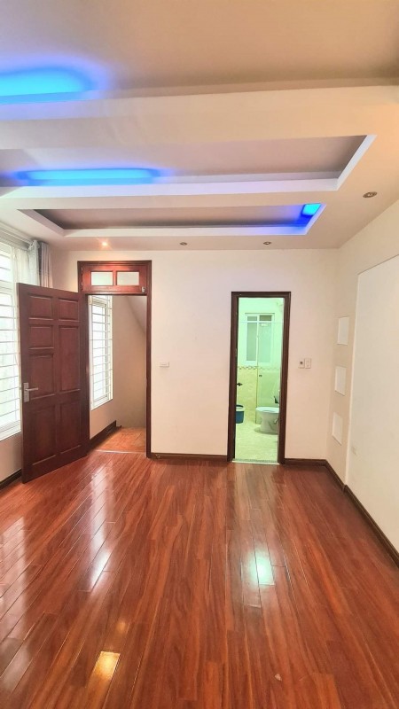 Nhà mặt ngõ oto thông, lô góc thoáng. Giá 3.6 tỷ.