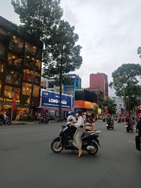 Bán nhà đường 3 tháng 2 , quận 10 .( 6 X 13 ) 1trệt 2 lầu , nở hậu tài lộc 6.3m. Hẻm trước nhà 4m