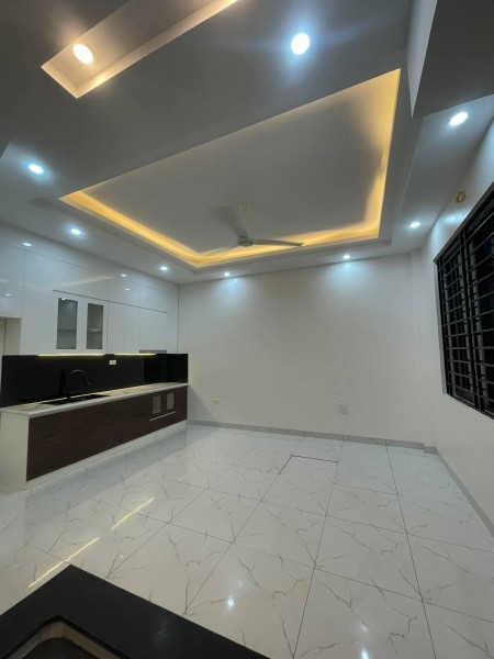 Hiếm ! Nhà phố Nguyễn Khang, Cầu Giấy, 34m2X5T, Vuông- Mới, Chỉ 4.2 Tỷ