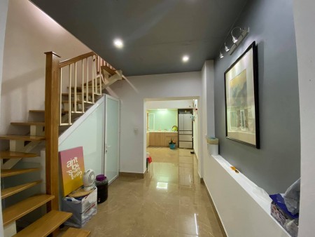 Nhỉnh 2 tỷ, có ngay nhà 3 tầng, mặt tiền 7.5m, phố Minh Khai, lô góc