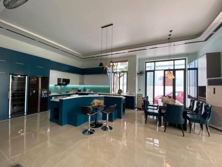 Cần bán siêu biệt thự view biển trực diện đường Trần Phú P.5.