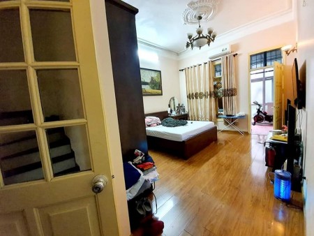 Bán nhà phố Hoàng Đạo Thành, vị trí cực đẹp, dt 60m2, giá chỉ hơn 6 tỷ