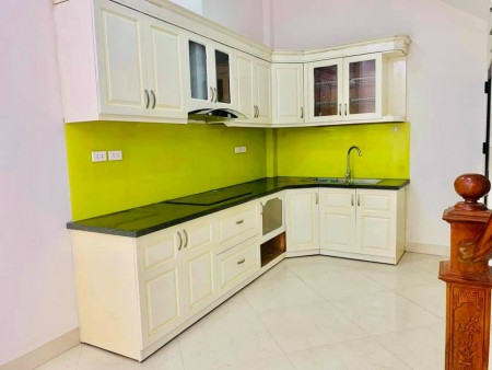 Ngọc Thuỵ lô góc ô tô đỗ cổng trước nhà SH quay đầu, nhỉnh 3 tỷ