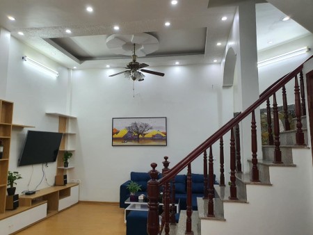 169 Hoàng Mai mang vali vào ở luôn, 40/58M, 4 tầng, giá 3.2 tỷ