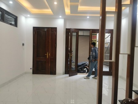 Bán nhà Hoàng Mai bán giá 3,3 tỷ, dtsd 33m2, 4 pn, 5 wc