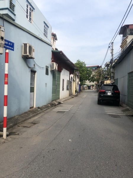 Bán nhà Nguyễn Văn Linh, Long Biên, nhà đẹp, ở luôn, dtsd 40m2, giá 2.8 tỷ
