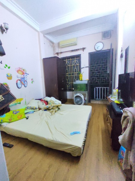 Bán nhà Ngõ 222 Phố Lê Duẩn, Ô tô đỗ cách 5m,Diện tích 42m2, giá 4,5tỷ.