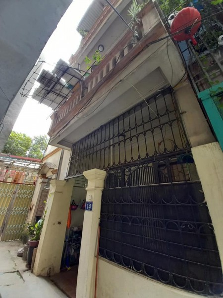 Bán nhà riêng tại ngõ 5 Hoàng Quốc Việt. An sinh đỉnh. 41m2. Giá 3.48 tỷ.