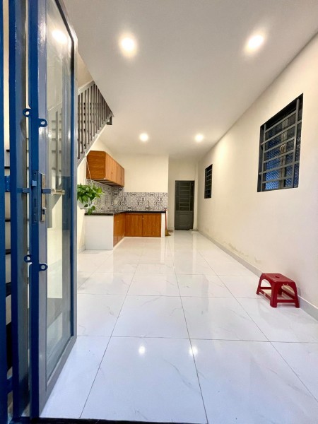 Bán gấp nhà Nguyễn Du P.7 GV 2 tầng dt 24m2 giá hơn 2tỷ