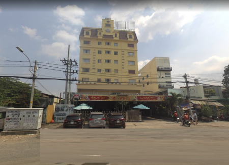 Mặt Tiền Đường Nguyễn Văn Trỗi, Gần ngã tư Trần Huy liệu