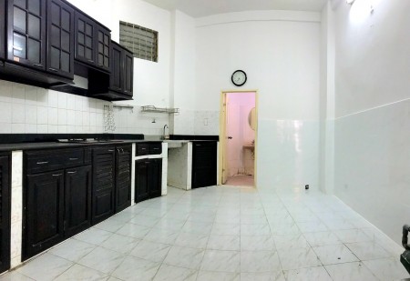 Cho thuê nhà nguyên căn MT Quách Văn Tuấn, Tân Bình. 5x23m có hè trước nhà rộng thoáng tiện kinh doanh hàng ăn