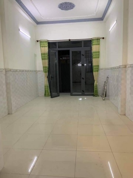 Hàng mới về đường Cách Mạng Tháng Tám, xe hơi thông tứ phía giá 4 tỷ hơn