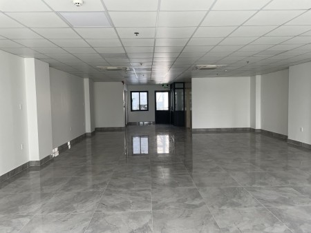 Cho thuê văn phòng mặt tiền Võ Văn Kiệt mới xây sàn đẹp trong suốt mặt kính, chính chủ