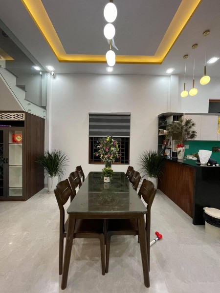 Phạm Văn Đồng, sát mặt phố, ôtô qua 42m2 nhỉnh 4 tỷ kinh doanh tốt.