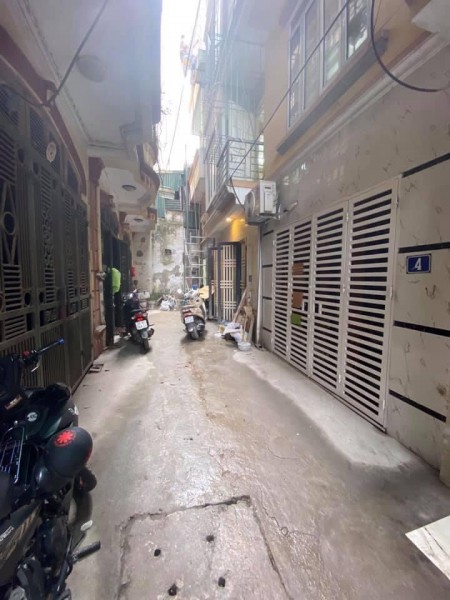 Bán nhà Kim Ngưu, lô góc ngõ 3 gác rộng, sân đá bóng, ở luôn, dt 30m2, giá 2.7 tỷ