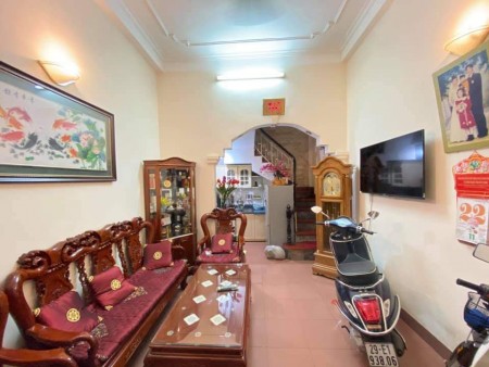 Nhà đẹp đường Nguyên Hồng ở được ngay, vài bước chân ra phố, 6 tầng, giá dưới 4 tỷ