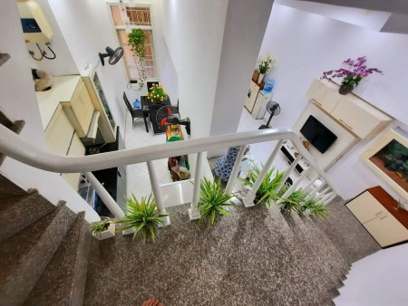 Bán nhà Thái Hà nhà đẹp ở ngay 40m2 x 4 tầng chỉ hơn 4 tỷ, 15m ra oto tránh, full nội thất