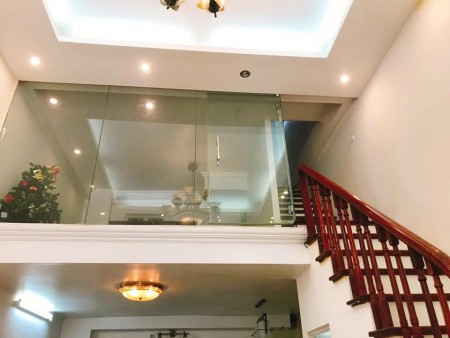 Bán nhà ngõ 175 Lạc Long Quân, Mặt tiền 4.5m, Ôtô đỗ cửa, gần Hồ Tây giá 5.6 tỷ