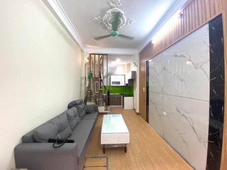 Quá hiếm. Không đến 2 tỷ nhà 5 tầng 30m, sổ riêng phố Vĩnh Hưng