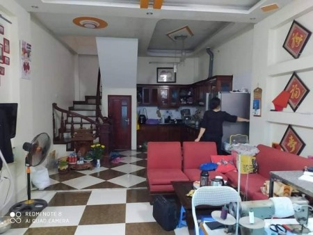 Nhà hiếm khó tìm xây 5 tầng bê tông, phố Cực Lộc Hoàng Quốc Việt