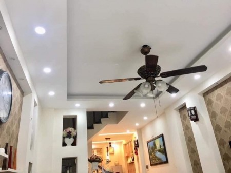 Bán nhà Bồ Đề, GẦN HỒ ĐIỀU HOÀ 50m2, 5 tầng, MT 4m, Giá 4.2 tỷ (ngõ ô tô, gara)