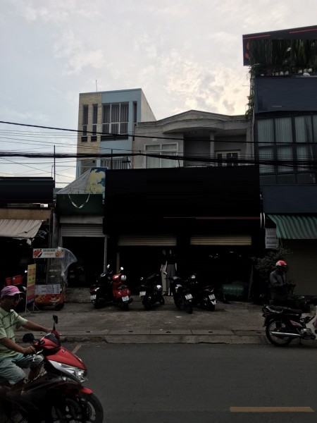 Mặt Tiền đ. Nguyễn Sơn. dt: 8 x 18 . Nhà đẹp sầm uất