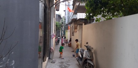 Cần bán nhanh căn Cấp 4 tại Phúc La-Hà Đông. lô góc vị trí thoáng giá chỉ 2,4 tỷ. Lh 0984672007