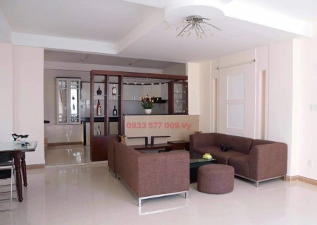 Bán nhà 2 mặt tiền cạnh nhà thờ con gà tp Đà Lạt, khu sầm uất của thành phố, sổ riêng, đường xe tải, lh 0933 577 009 vy