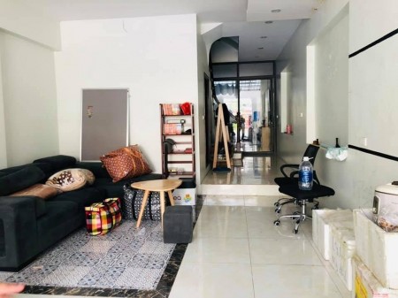 Mặt phố kinh doanh đỉnh, vỉa hè rộng mênh mông, vị trí đẹp, khu vực tiềm năng