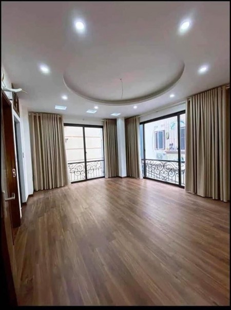 Bán gấp nhà ngõ 445 Nguyễn Khang diện tích 40m2, 5 tầng, 5,8 tỷ đẹp Lô Góc