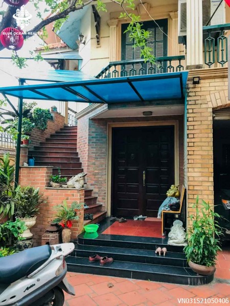 Bán toà biệt thự cao cấp ở Lạc Long Quân, dt 215m2, mt 10m, ô tô đỗ trong sân 3 bước ra điểm Hồ Tây