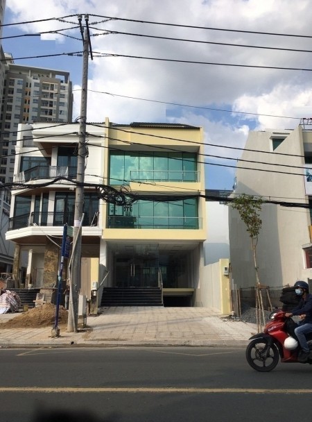 Nhà Mặt Tiền Đường Trường Sa, dân cư đông đúc