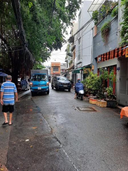 Bán nhà chính chủ hẻm lớn, giá 2 tỷ, còn mới đẹp, vào ở ngay
