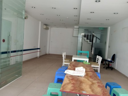 Cần bán gấp nhà mặt phố Cầu Giấy, oto, kinh doanh, chỉ 13 tỷ.