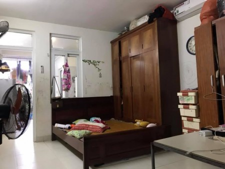 Bán nhà tập thể tầng 2 Trần Quốc Hoàn, diện tích 80m2. Giá 1.8 tỷ