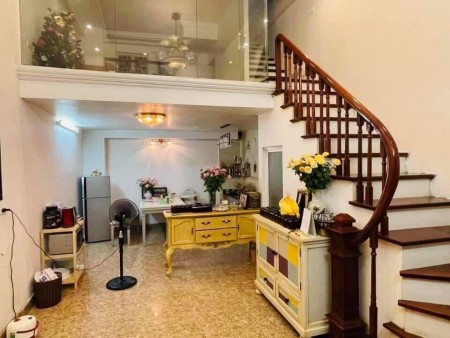 Bán nhà ngõ 175 Lạc Long Quân , Ô tô 4 chỗ vào nhà, cách Hồ Tây 100m2, giá chỉ 5.6 tỷ.