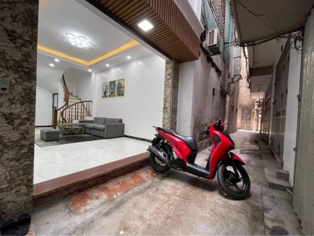 Bán gấp nhà mới đẹp 5 tầng phố Bùi Huy Bích Hoàng Mai DT 30m2. MT3,8m, nhỉnh 3 tỷ lh 0947-161-359