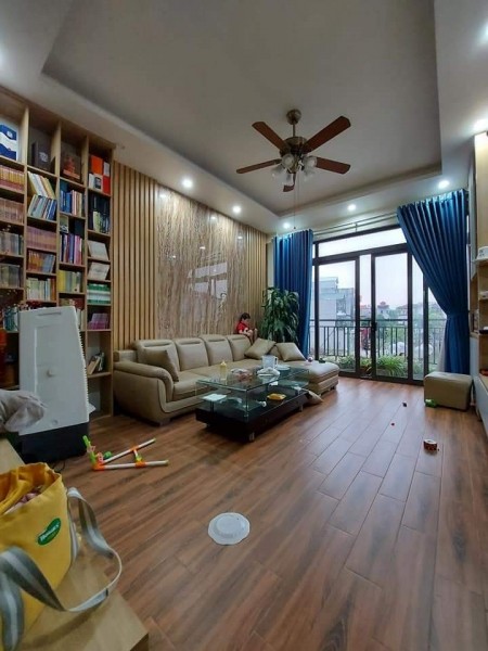 Cần bán nhà đẹp Quận Long Biên, 5 tầng đúc, giá 6.3 tỷ