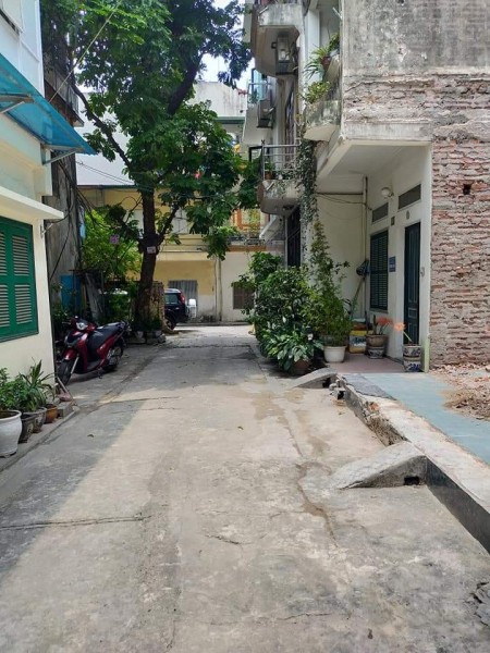 Bán nhà nguyên căn Nguyễn Văn Cừ, dt 41m2, 3 tầng đúc, giá 4.7 tỷ, LH: 092.234.6363