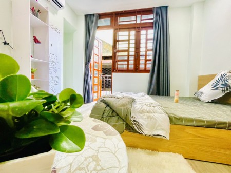 Cho thuê căn hộ dịch vụ có ban công đầy đủ nội thất, tiện nghi, giá rẻ chỉ 6 triệu Quận 1.