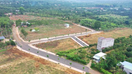Khu đất có view đẹp gần hồ, mặt tiền, cây xanh thoáng mát, giá rẻ, rất thích hợp cho việc đầu tư, xây dựng nhà ở