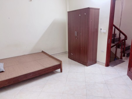 Mình còn trống phòng tầng 4 trong nhà 5 tầng ngõ 898 Láng Giá 3.3 Tr/Th LH 0968128371