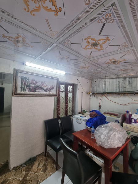Bán nhà tập thể Tầng 1 đường Trần Quốc Hoàn, diện tích 70m2, Giá 1.75 tỷ.