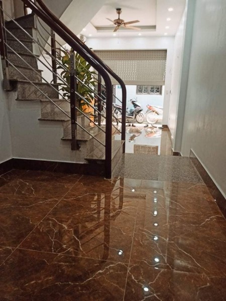 Bán nhà đường Lạc Long Quân, gần Hồ Tây, 42m2, 3.8 tỷ