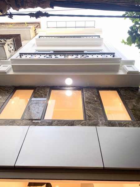 Nhà mới tại phố Đại Từ; DT: 42,M2, xây 5 tầng, giá 4.7 tỷ.
