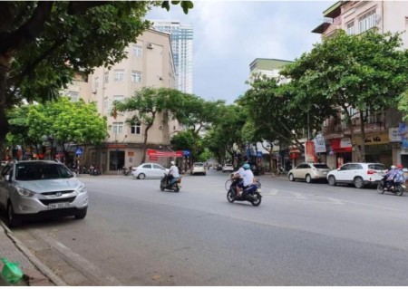 Bán nhà đang kinh doanh hàng cafe cực đông khách ở Ngọc Lâm .Mặt tiền 7 m +108 m2 .Quan tâm giá liên hệ Hương 0932328326
